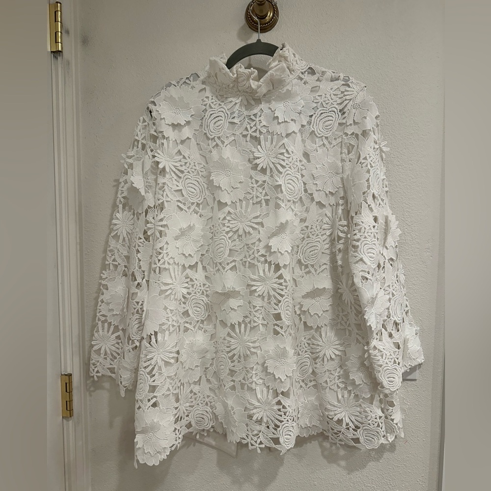 Tuckernuck White 3D Floral Blouse
